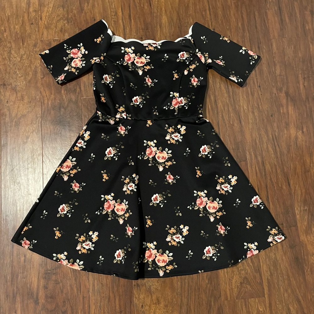 Nine Britton black flower scallop dress